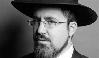 רשאי להיכנס למסעדה שאינה כשרה על מנת להתפנות ואינו צריך להסיר את הכיפה.
